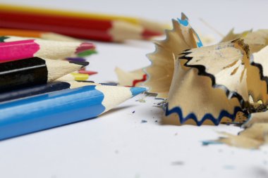 Renkli kalemler. Kalemler üzerinden talaşı