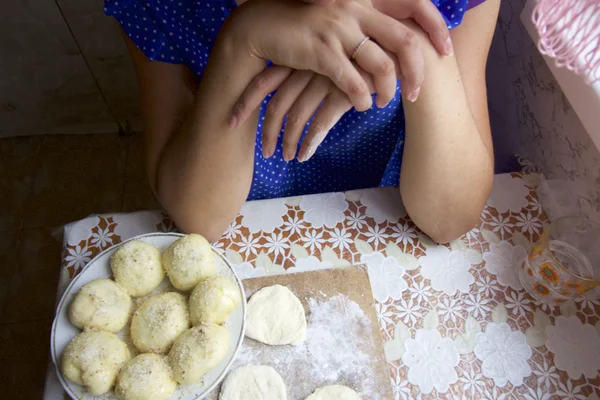 Процес підготовки українських пельмені. — стокове фото