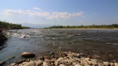 Aşağı vadiye akan nehir dağ