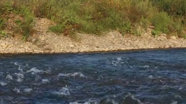Aşağı vadiye akan nehir dağ