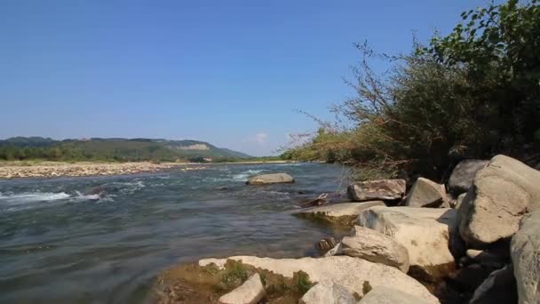 Ορεινό ποτάμι που ρέει προς τα κάτω στην κοιλάδα. — Αρχείο Βίντεο