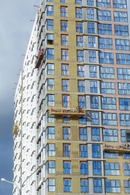 Modern çok katlı binaların yapımı. Yerleşim alanının yeni gelişimi. İnşaat alanında ev iskeleti ve dış çalışma.