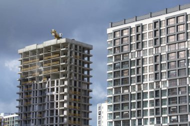 Modern çok katlı binaların yapımı. Yerleşim alanının yeni gelişimi. İnşaat alanında ev iskeleti ve dış çalışma.