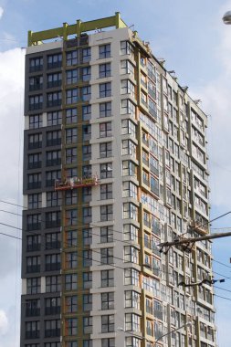 Modern çok katlı binaların yapımı. Yerleşim alanının yeni gelişimi. İnşaat alanında ev iskeleti ve dış çalışma.