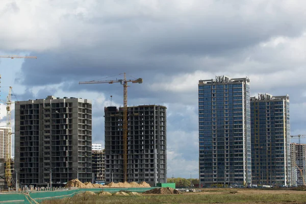 Bau Moderner Mehrstöckiger Gebäude Neuerschließung Eines Wohngebietes Hausrahmen Baukräne Und — Stockfoto