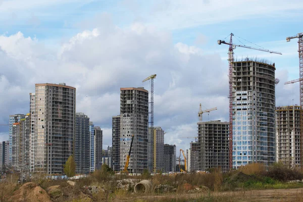 Bau Moderner Mehrstöckiger Gebäude Neuerschließung Eines Wohngebietes Hausrahmen Baukräne Und — Stockfoto