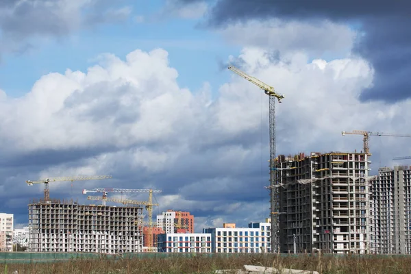 Bau Moderner Mehrstöckiger Gebäude Neuerschließung Eines Wohngebietes Hausrahmen Baukräne Und — Stockfoto