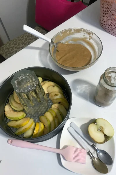 Mele Affettate Una Teglia Forno Nelle Vicinanze Trova Pasta Altri — Foto Stock