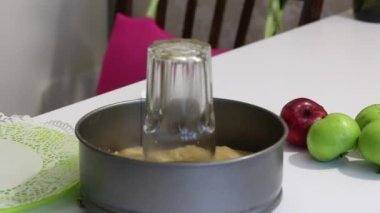 Pişmiş Charlotte 'la forma girin. Yakınlarda birkaç elma var. Kamera yakınlaştırması.