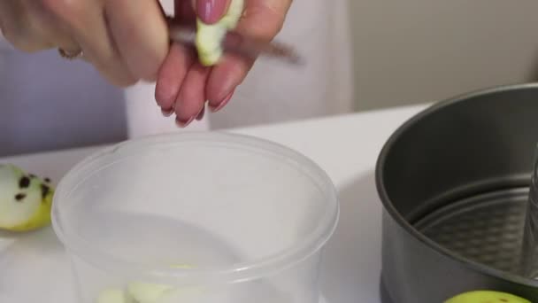 A mulher corta maçãs para fazer charlotte. Close-up. Torta com maçãs. — Vídeo de Stock