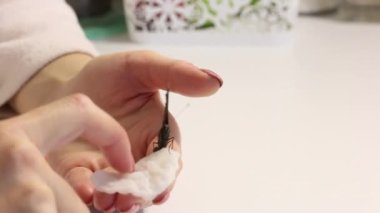 Kelebek Tavuskuşu bir kadının eline oturur. Kelebeği ellerinden besliyor, şeker şurubuyla parmağına dokunuyor. Yakın çekim..