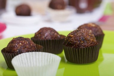 Kurutulmuş meyve ve fındık şekeri. Salgın sırasında kendini izole ederek evde yapılmış. Kağıt kapsüllerde yatıyorlar..