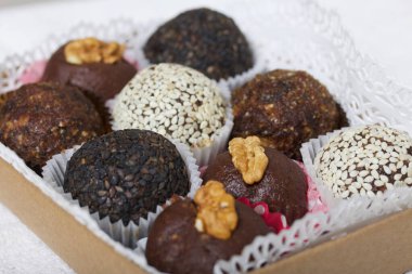 Kurutulmuş meyve ve fındık şekerli karton paket. Salgın sırasında kendini izole ederek evde yapılmış..