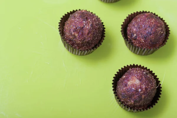 ドライフルーツとナッツのお菓子 流行の間に自己分離で自宅で作られました 紙カプセルの中にある — ストック写真