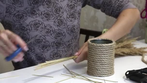 女性は乾燥ハーブの花束を収集します。彼女はそれを缶に入れ、ロープで包んだ。自己分離の工芸品. — ストック動画