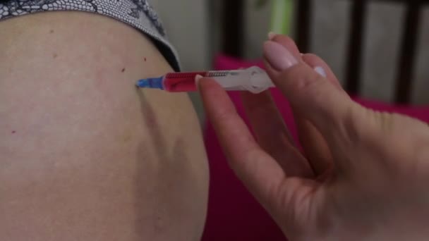 De vrouw injecteert zichzelf in de bilspier. Close-up opname. — Stockvideo