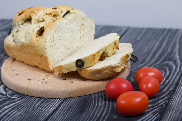 Focaccia Bread Olives Sun Dried Tomatoes Several Red Tomatoes Nearby — Stock Photo, Image