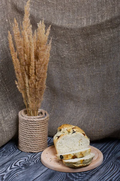 Focaccia Bread Olives Sun Dried Tomatoes Nearby Bouquet Dried Grass — Stock Photo, Image