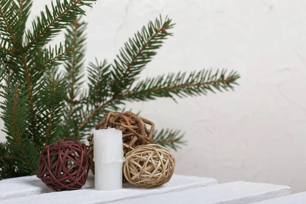 Gyertya Fehér Fenyődeszkán Közelben Vannak Rattan Golyók Fenyőágak Hátterében — Stock Fotó