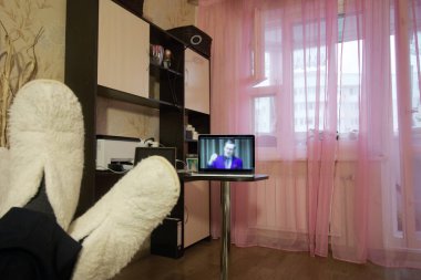 Adamın biri dizüstü bilgisayardan video konferansı izliyor. Kendini izole edilmiş bir dairede..