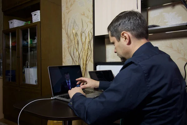 Uomo Sta Guardando Una Videoconferenza Portatile Situato Appartamento Isolamento Autonomo — Foto Stock
