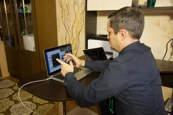 Uomo Sta Guardando Una Videoconferenza Portatile Situato Appartamento Isolamento Autonomo — Foto Stock
