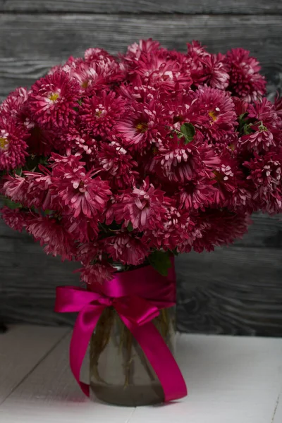 Bouquet Red Chrysanthemums Background Black Pine Boards — Stock Photo, Image