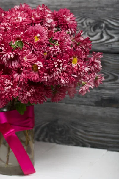 Bouquet Red Chrysanthemums Background Black Pine Boards — Stock Photo, Image