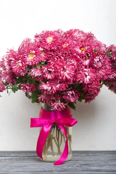 Bouquet Red Chrysanthemums Stands Pine Plank Surface Background White Surface — Stock Photo, Image