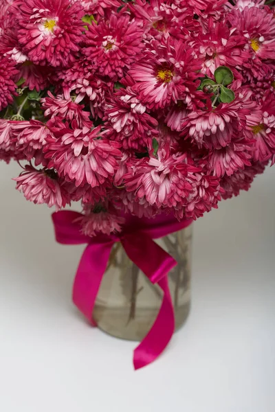 Bouquet Red Chrysanthemums White Table Surface — Stock Photo, Image