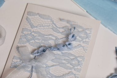 Tebrik kartları hazırlıyorum. Masanın beyaz yüzeyinde el işi aksesuarlar. Kurumuş çiçekler ve el işleri için kurdeleler. Yaratıcılık için araçlar.