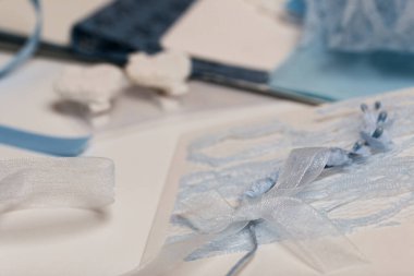 Tebrik kartları hazırlıyorum. Masanın beyaz yüzeyinde el işi aksesuarlar. Kurumuş çiçekler ve el işleri için kurdeleler. Yaratıcılık için araçlar.