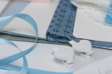 Tebrik kartları hazırlıyorum. Masanın beyaz yüzeyinde el işi aksesuarlar. Kurumuş çiçekler ve el işleri için kurdeleler. Yaratıcılık için araçlar.