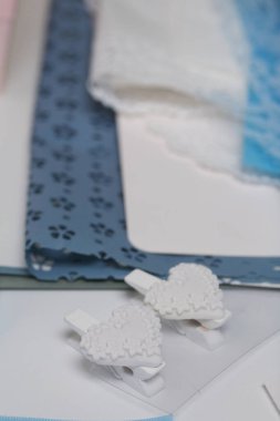 Tebrik kartları hazırlıyorum. Masanın beyaz yüzeyinde el işi aksesuarlar. Kurumuş çiçekler ve el işleri için kurdeleler. Yaratıcılık için araçlar.