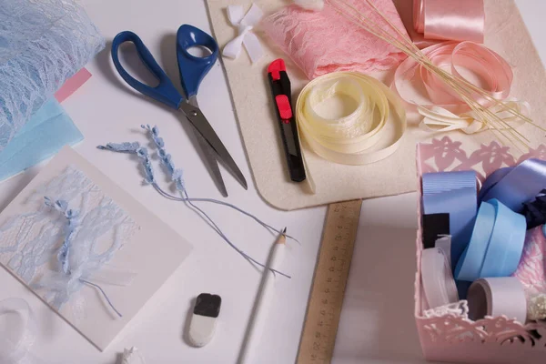 Fazer Cartões Felicitações Acessórios Artesanato Superfície Branca Mesa Flores Secas — Fotografia de Stock