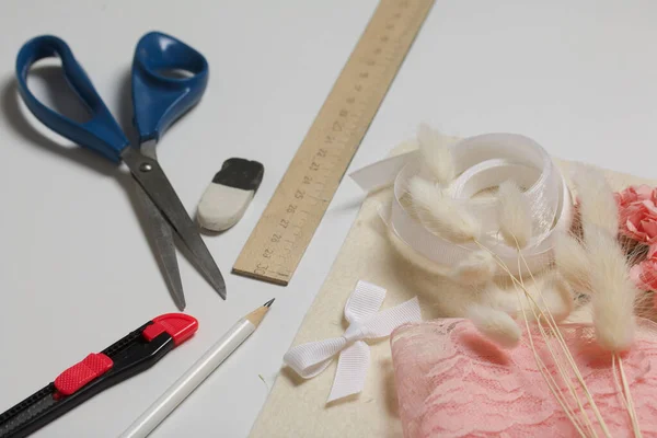 Naaldwerk Accessoires Gedroogde Bloemen Linten Voor Ambachten Gereedschap Voor Creativiteit — Stockfoto