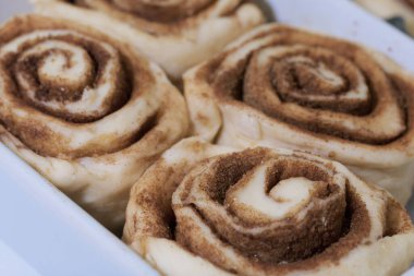 Tarçınlı kek pişirmek. Tarçın hamuru kabın içinde. Yakın çekim..