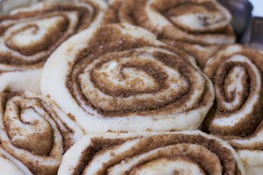 Tarçınlı kek pişirmek. Tarçın hamuru kabın içinde. Yakın çekim..