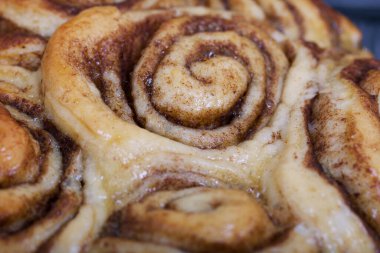 Pişmiş tarçınlı kek. Kara tahtaya çık. Yakın çekim.