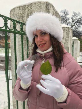 Kız elinde yeşil bir çarşaftan alınmış bir buz parçası tutuyor. Yakın çekim..