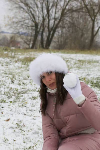 Девушка Зимней Одежде Прогулке Парке Держит Шар Снега Руке Земля — стоковое фото
