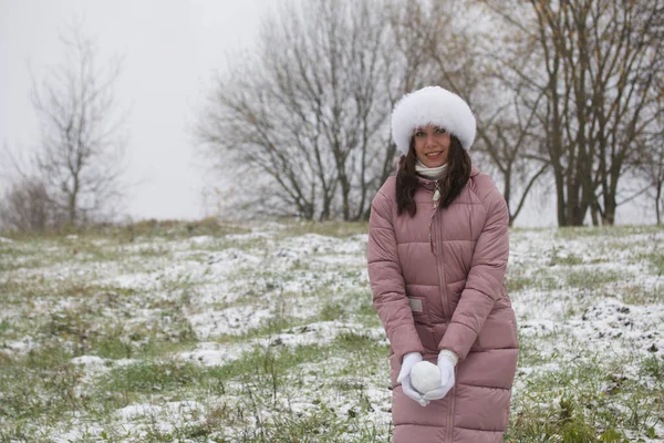 Дівчина Зимовому Одязі Тримає Руках Снігу Земля Покрита Першим Снігом — стокове фото