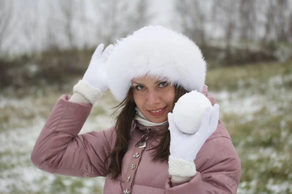 Una Chica Con Ropa Invierno Paseo Por Parque Tiene Una —  Fotos de Stock