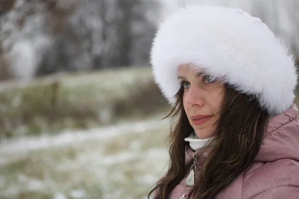 Portrait Une Fille Chapeau Hiver Sur Fond Sol Couvert Première — Photo