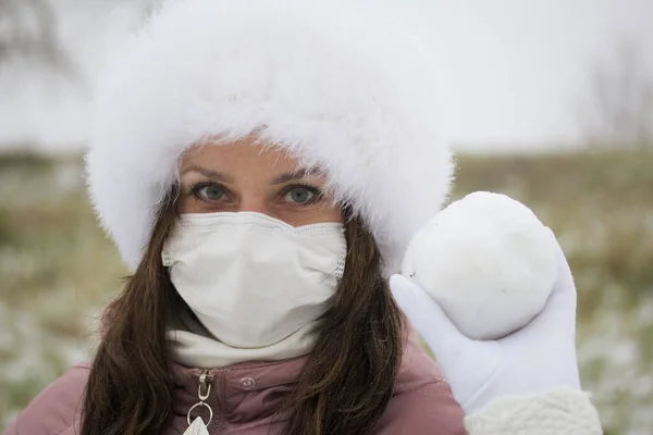 Дівчина Медичній Масці Зимовий Одяг Прогулянці Парку Тримає Руці Кулю — стокове фото