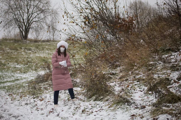 Девушка Медицинской Маске Зимней Одежде Прогулке Парке Держит Шар Снега — стоковое фото