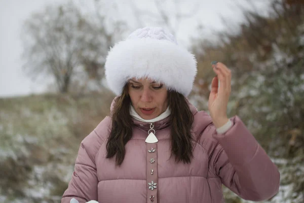 Портрет Девушки Зимней Одежде Прогулке Парке Крупный План — стоковое фото
