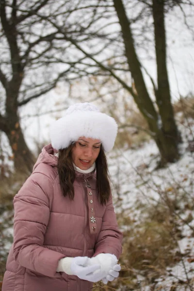 Ein Mädchen Winterkleidung Bei Einem Spaziergang Park Bildet Mit Seinen — Stockfoto