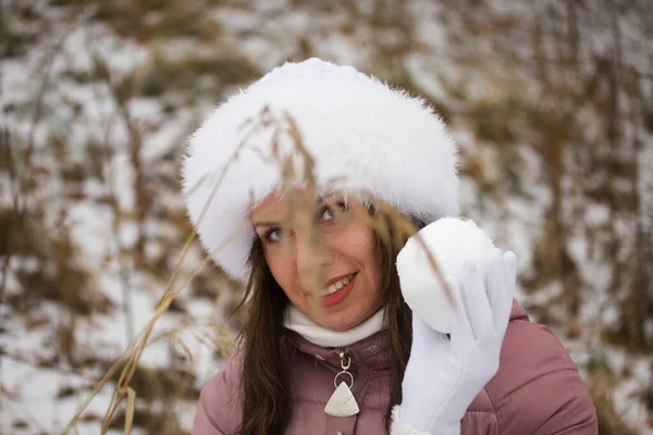 Portrét Dívky Zimním Oblečení Procházce Parku Kulička Ruce Detailní Záběr — Stock fotografie