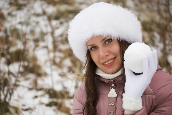 Retrato Una Chica Con Ropa Invierno Paseo Por Parque Bola —  Fotos de Stock